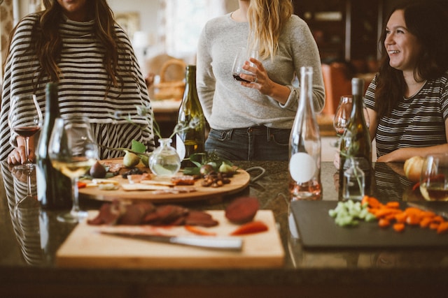 Wine Etiquette: Dos and Don’ts for Enjoying Wine in Social Settings